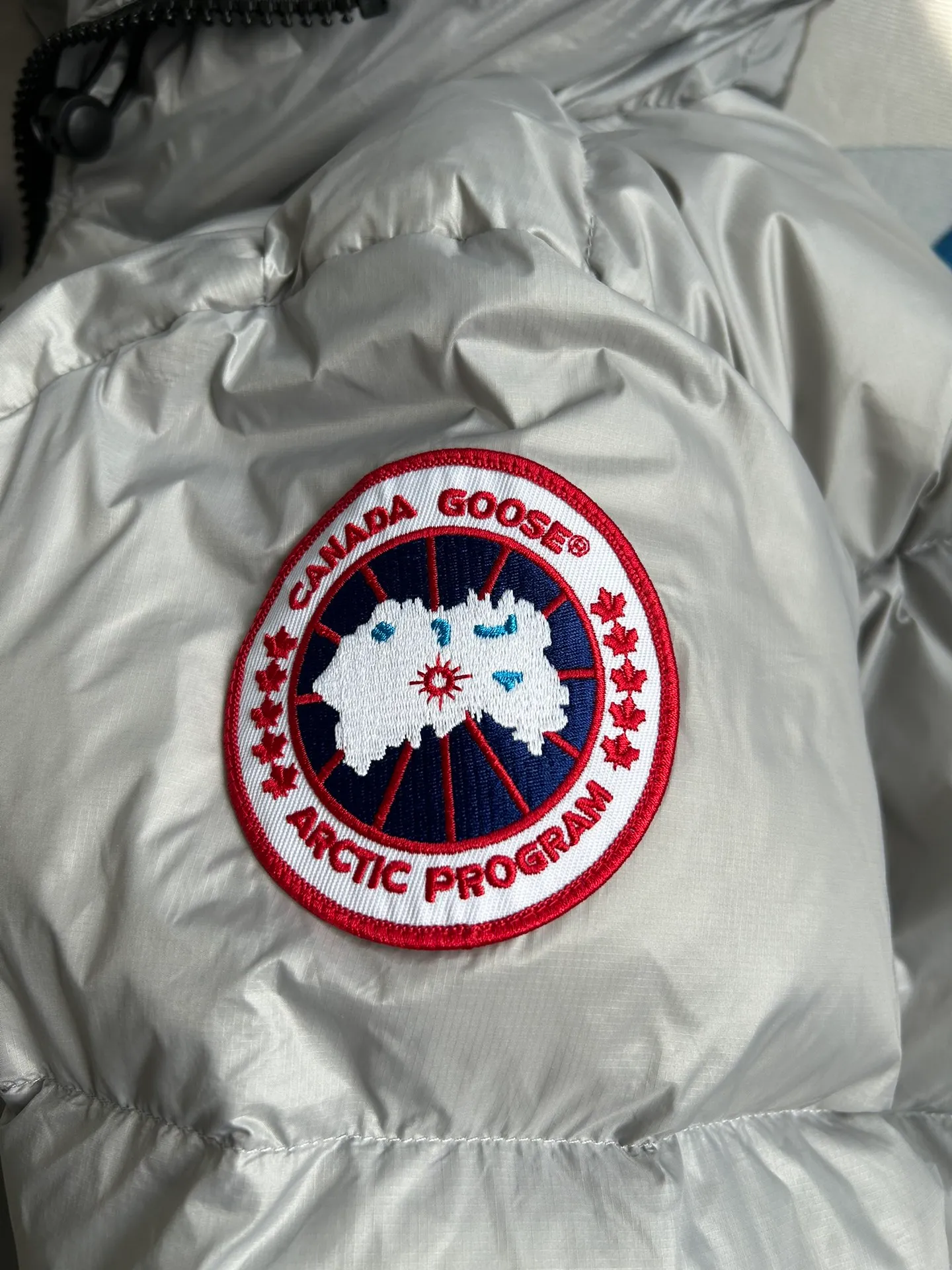 P820 ​​Gray Red Label Style No.: Y111 𝘾𝘼𝙉𝘼𝘿𝘼 𝙂𝙊𝙊𝙎𝙀/Canada Goose 2023 Limited New Crofton Puff Down Jacket Pure Guangzhou Inspection 80 White Duck Down Filling‼  Top version, ceiling level‼ Crofton soft bread, the latest style in 2023, has a cold protection effect of up to level 4. It is made of recycled Feather-Light tear-resistant fabric. It is ultra-light and has no weight on the upper body at all! The unique black label highlights your temperament‼  Canada Goose, a Canadian brand, has always been recognized as the warmest down jacket. Various Instagram celebrities, Internet celebrities, and celebrities often wear it for street photos. I do Canada Goose every year, but I still can’t get rid of my love for geese. No matter how cold the winter is, there is no need to be afraid, because there are geese! Filled with 80% white duck down, Canada Goose is the legendary warmest down jacket and is known as a must-have for Arctic outdoor sports! The most popular down jacket in the world, celebrities are rushing to buy it, it is a must-have! Same style for men and women Size: S~XXL